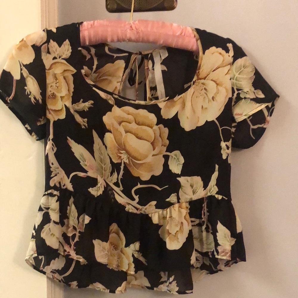 Reformed short sleeve hi-low top. Black and cream floral. 12” pit/pit XS